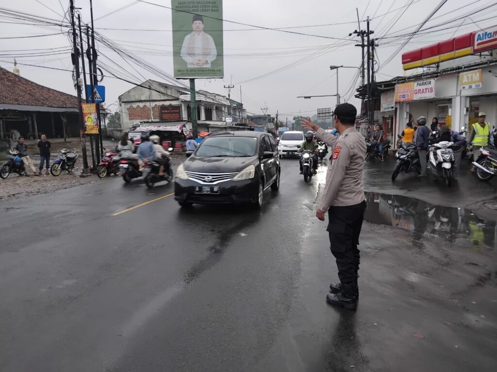 Polsek Cadasari Aktifkan Pengaturan Lalu Lintas Pagi di Depan Pasar Pasca Hujan 5 WhatsApp Image 2024 06 17 at 09.46.36