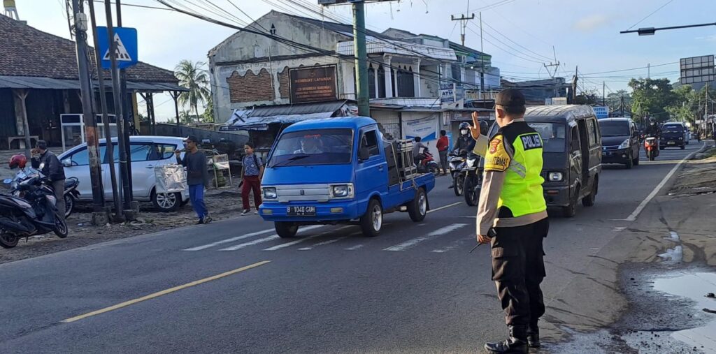 Polsek Cadasari Gelar Pengaturan Lalu Lintas Sore untuk Kelancaran Jalan Raya 1 WhatsApp Image 2024 06 17 at 09.48.37
