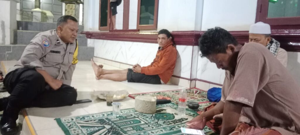 Bhabinkamtibmas Polsek Cadasari Kontrol Masjid Ar-Rahman Jelang Sholat Idul Adha 10 WhatsApp Image 2024 06 17 at 09.49.15