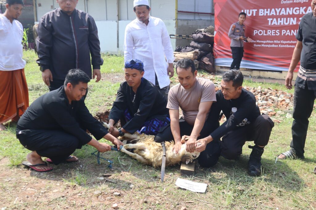 Polres Pandeglang Gelar Pemotongan Hewan Qurban pada Hari Raya Idul Adha 1445 H 2 WhatsApp Image 2024 06 17 at 11.16.17