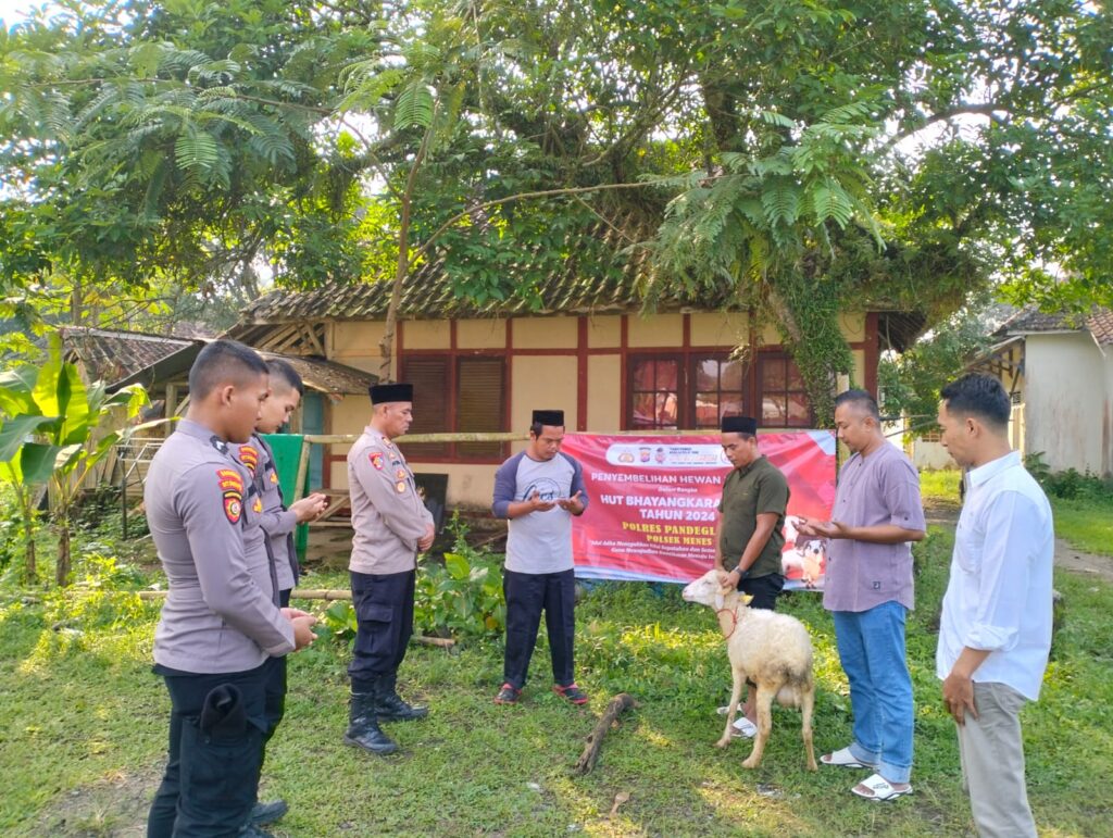Polsek Menes Polres Pandeglang Bagikan Daging Kurban Kepada Warga Masyarakat 9 WhatsApp Image 2024 06 17 at 11.45.57