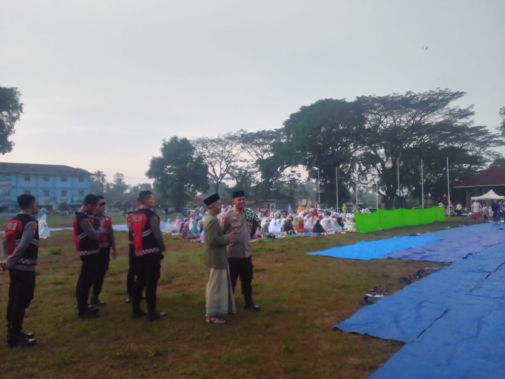 Kapolsek Menes Pimpin Pengamanan Shalat Idul Adha di Alun-alun Menes 7 WhatsApp Image 2024 06 17 at 11.59.46