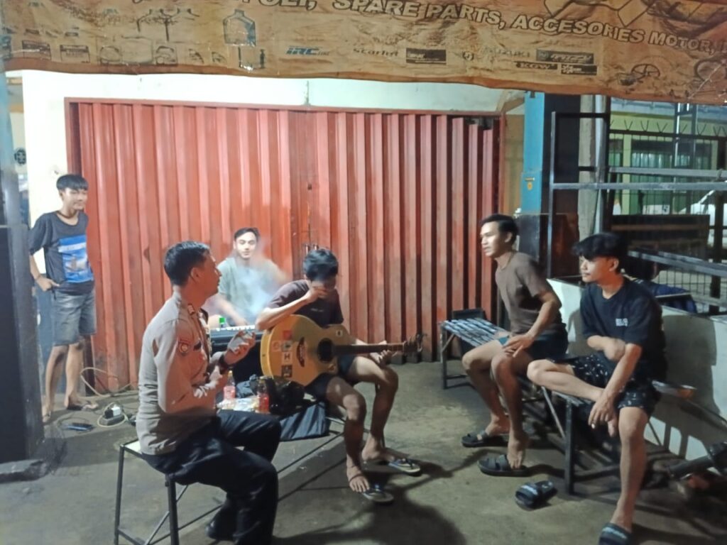 Bhabinkamtibmas Polsek Menes Temui Pemuda dan Berikan Himbauan Kamtibmas 5 WhatsApp Image 2024 06 17 at 12.05.53