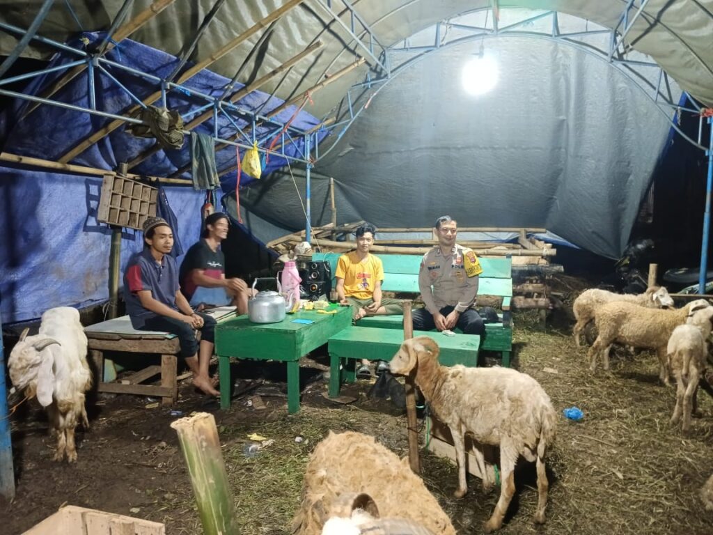 Polsek Menes Gelar Patroli Malam Takbiran dan Himbauan Kamtibmas 4 WhatsApp Image 2024 06 17 at 12.10.49