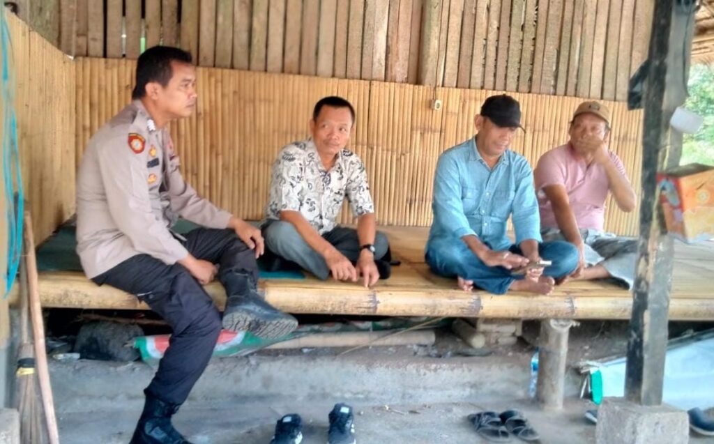 Polsek Menes Sambangi Warga dan Ajak Untuk Patuhi Aturan Lalulintas 2 WhatsApp Image 2024 06 17 at 12.20.09