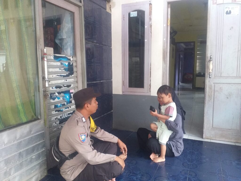 Pak Bhabin Polsek Menes Giat Sambang Door-to-Door, Jalin Kedekatan dengan Warga 1 WhatsApp Image 2024 06 17 at 12.22.25