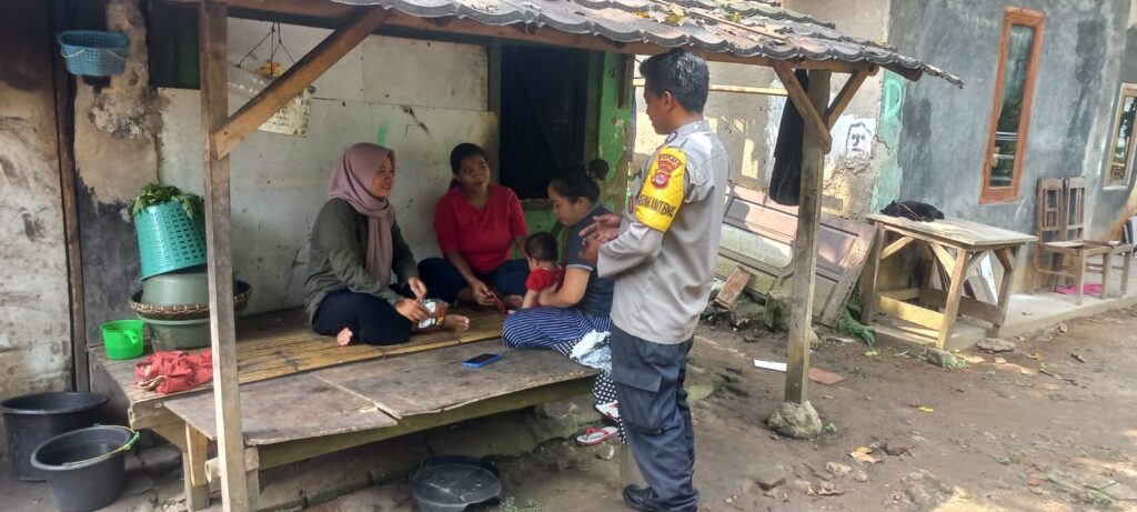 Jelang Pilkada Serentak 2024, Polsek Saketi Lakukan Sambang dan Dialogis dengan Warga Kadu Pedes 10 WhatsApp Image 2024 06 17 at 20.26.37
