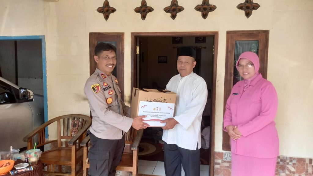Polsek Cibaliung Berikan Penghormatan kepada Purnawirawan Polri dalam Rangka HUT Bhayangkara ke-78 8 WhatsApp Image 2024 06 17 at 20.41.22