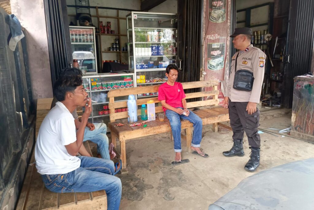 Polsek Cibaliung Sambangi Warga untuk Tingkatkan Keamanan dan Ketertiban 7 WhatsApp Image 2024 06 17 at 20.46.23