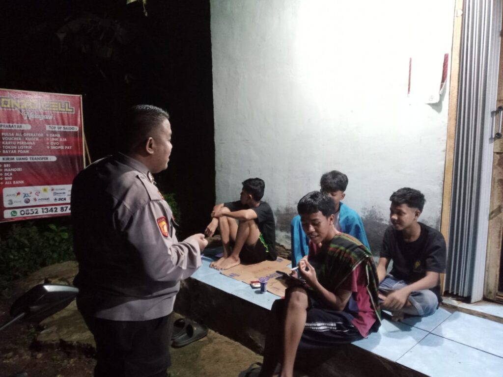 Polsek Cikedal Sambangi Remaja Nongkrong, Antisipasi Kenakalan Remaja 5 WhatsApp Image 2024 06 17 at 23.03.04