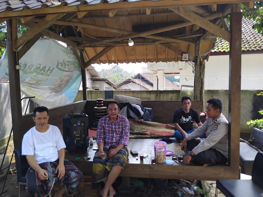 Kanit Binmas Polsek Cadasari Laksanakan Sambang Warga Desa Bangkonol 2 WhatsApp Image 2024 06 18 at 08.07.31