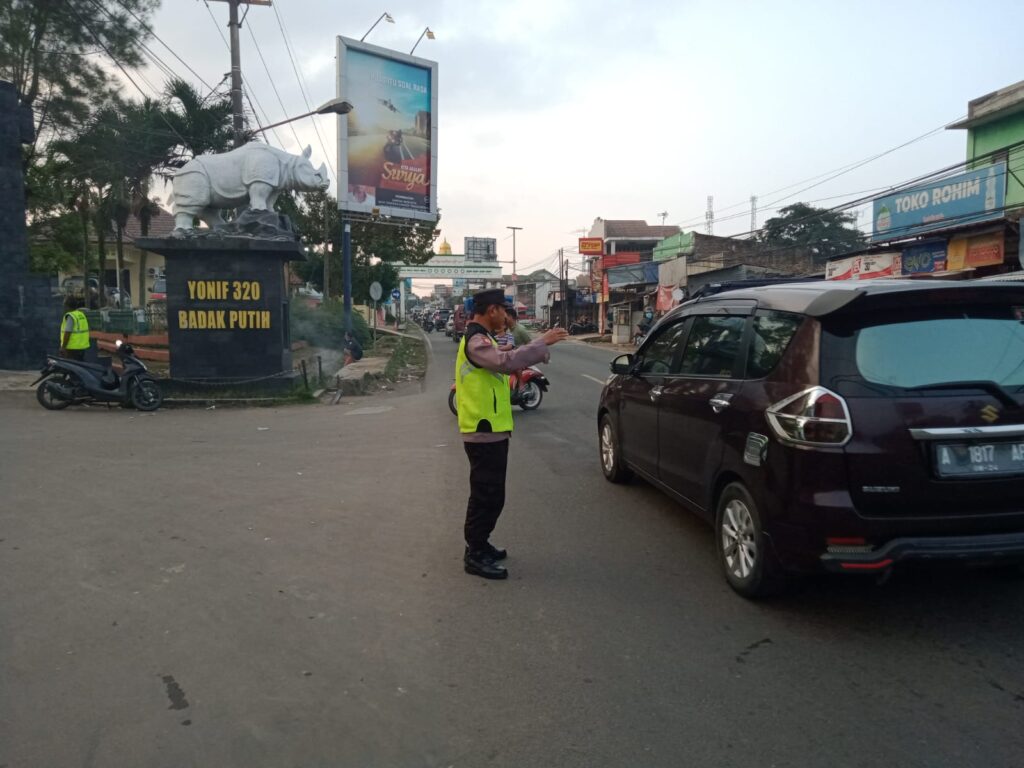 Anggota Polsek Cadasari Lakukan Pengaturan Lalu Lintas Sore di Depan Pasar 1 WhatsApp Image 2024 06 18 at 08.08.06