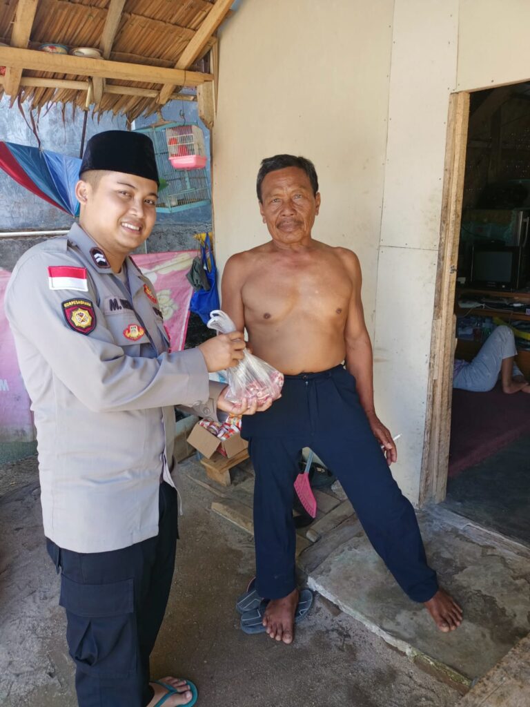 Polsek Cikeusik Gelar Bantuan Sosial Kepada Warga Cikeusik 10 WhatsApp Image 2024 06 18 at 14.30.26