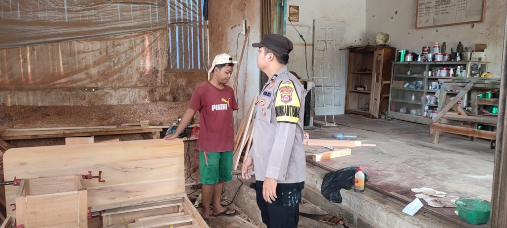 Bhabinkamtibmas Polsek Cikeusik terus lakukan sambang ke warga secara dialogis jalin komunikasi demi Kamtibmas 9 WhatsApp Image 2024 06 18 at 14.32.11