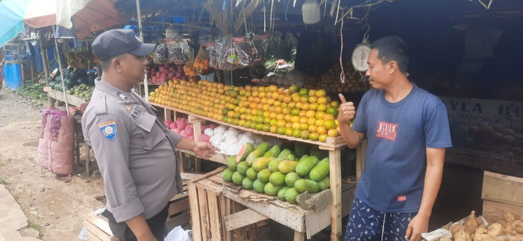 Sambangi Pedagang Buah, Anggota Polsek Picung Sampaikan Himbauan 1 WhatsApp Image 2024 06 18 at 22.36.32