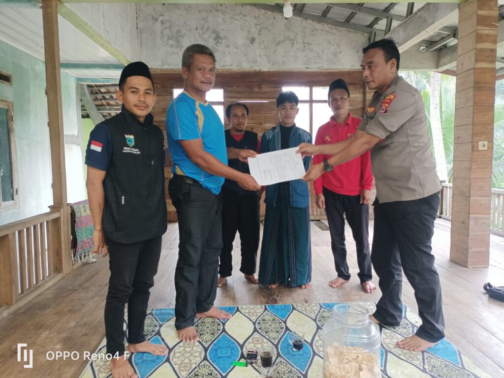 Polsek Pulosari Polres Pandeglang Serahkan Pria Terlantar ke Pondok Pesantren Khoirul Umah 2 WhatsApp Image 2024 06 18 at 22.42.36