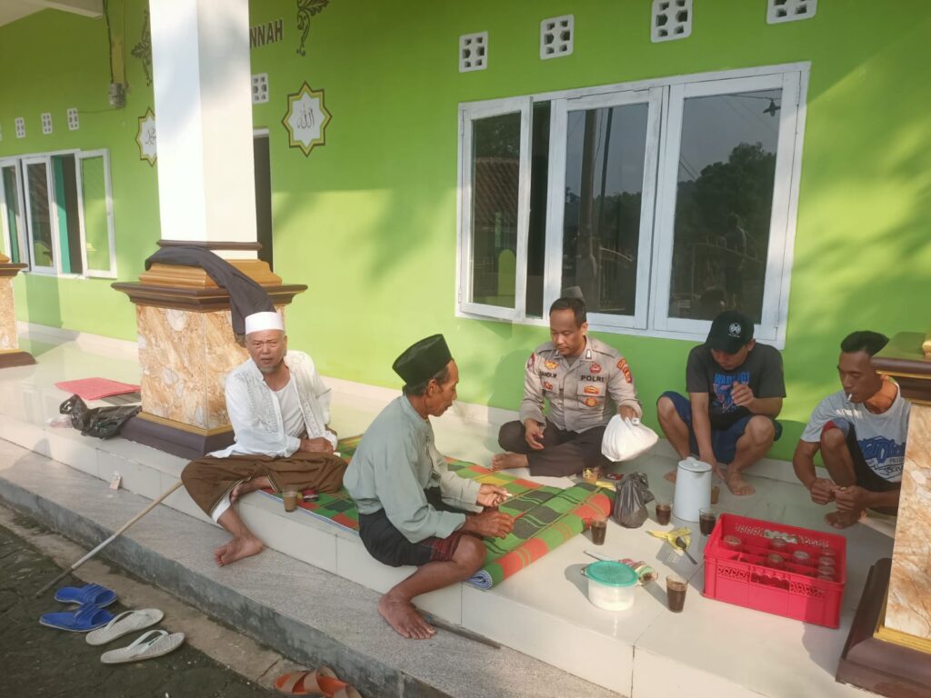 Bhabinkamtibmas Polsek Pulosari Polres Pandeglang Jalin Silaturahmi dengan Warga Desa Banjarnegara untuk Jaga Sitkamtibmas 3 WhatsApp Image 2024 06 18 at 22.43.18