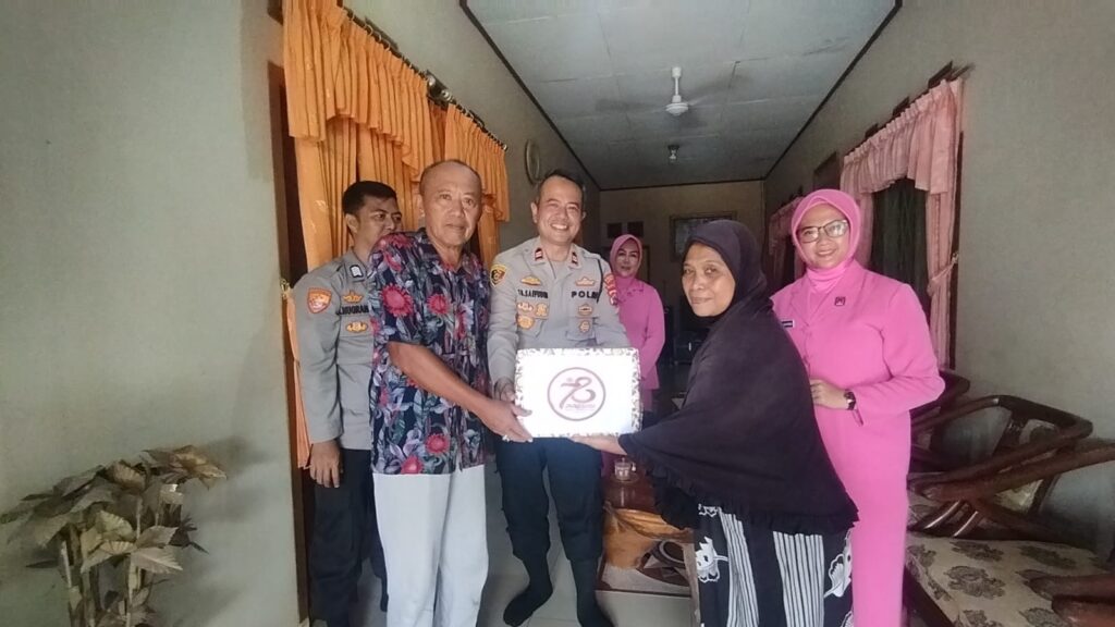 Kapolsek Cimanuk Polres Pandeglang Kunjungi Rumah Purnawirawan Polri dalam Rangka HUT Bhayangkara ke-78 5 WhatsApp Image 2024 06 18 at 23.06.17