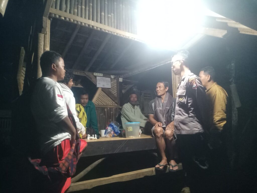 Bhabinkamtibmas Polsek Mandalawangi Giat Kontrol Pos Ronda, Jaga Keamanan Lingkungan 7 WhatsApp Image 2024 06 18 at 23.36.57