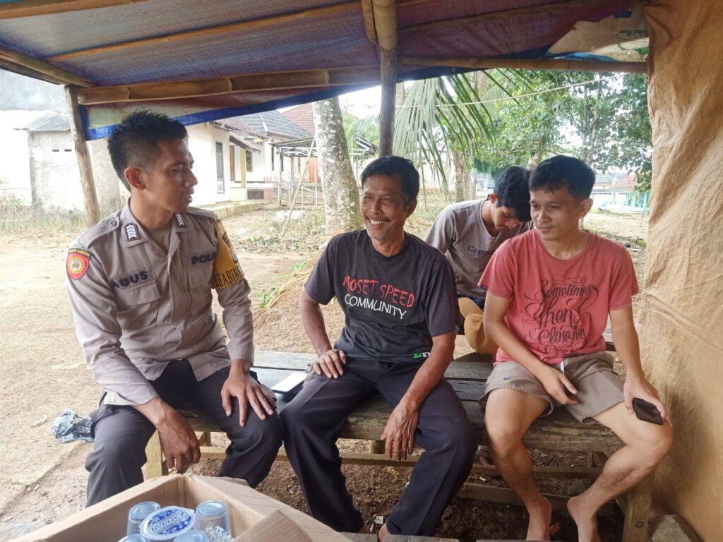 Bhabinkamtibmas Polsek Cimanggu Sambang dan Sampaikan Pesan Kamtibmas 9 WhatsApp Image 2024 06 19 at 00.39.40