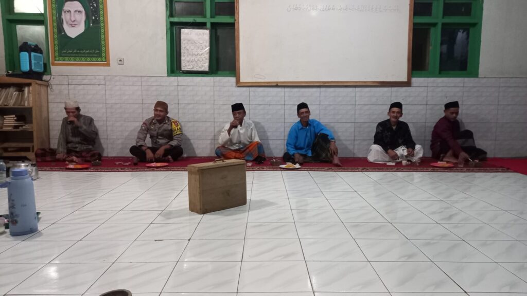 Bhabinkamtibmas Polsek Carita Hadiri Pengajian Haul Syekh Abdul Qodir Jaelani 10 WhatsApp Image 2024 06 19 at 01.12.18