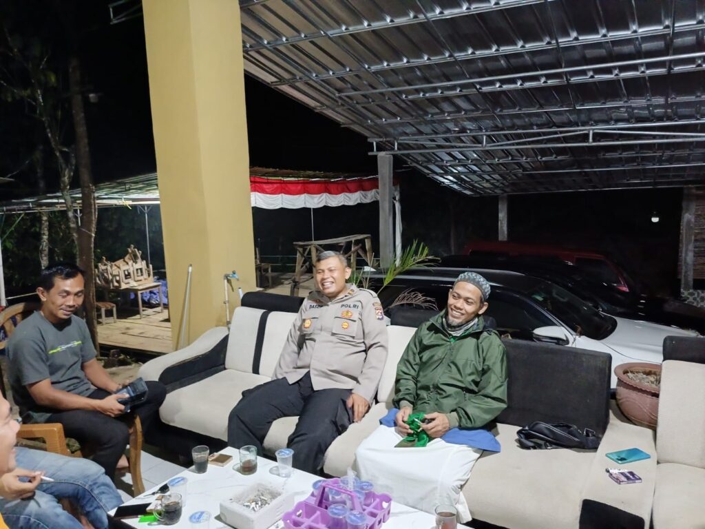 Dekat dengan Masyarakat, Polsek Pagelaran Ciptakan Kondusifitas 2 WhatsApp Image 2024 06 19 at 02.49.33