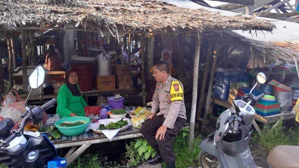 Polsek Pagelaran Melakukan Cek Harga Bahan Pokok di Pasar Pagelaran 3 WhatsApp Image 2024 06 19 at 03.01.30