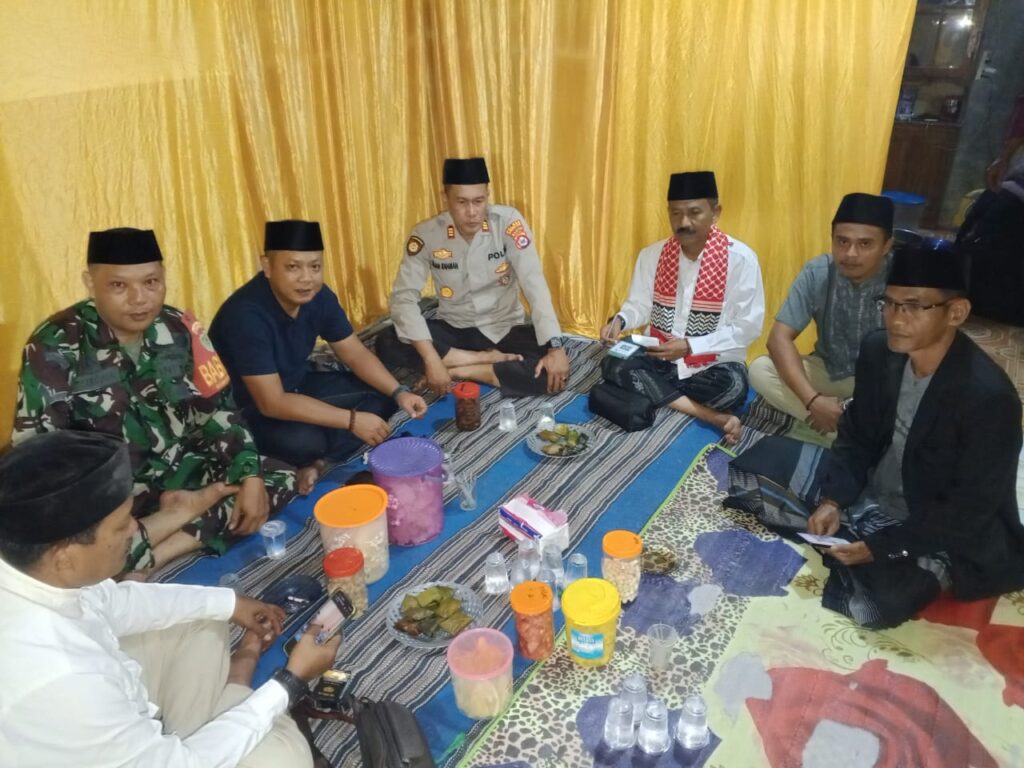 Kapolsek Angsana dan Camat Hadiri Walimatul Khitan di Desa Padamulya 4 WhatsApp Image 2024 06 19 at 06.41.16