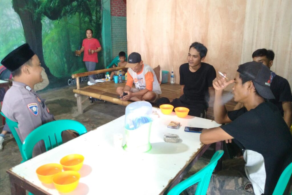 Bhabinkamtibmas Polsek Angsana Sambangi Masyarakat Desa Sumurlaban 5 WhatsApp Image 2024 06 19 at 06.43.04
