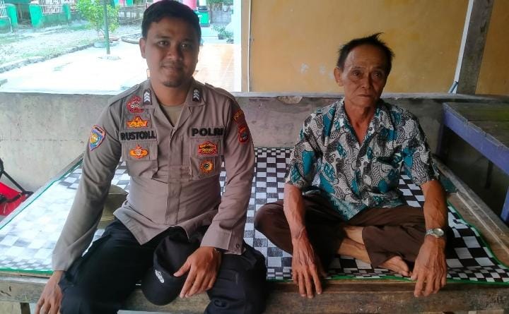 Bhabinkamtibmas Polsek Angsana Laksanakan Sambang di Desa Padamulya 6 WhatsApp Image 2024 06 19 at 06.44.55