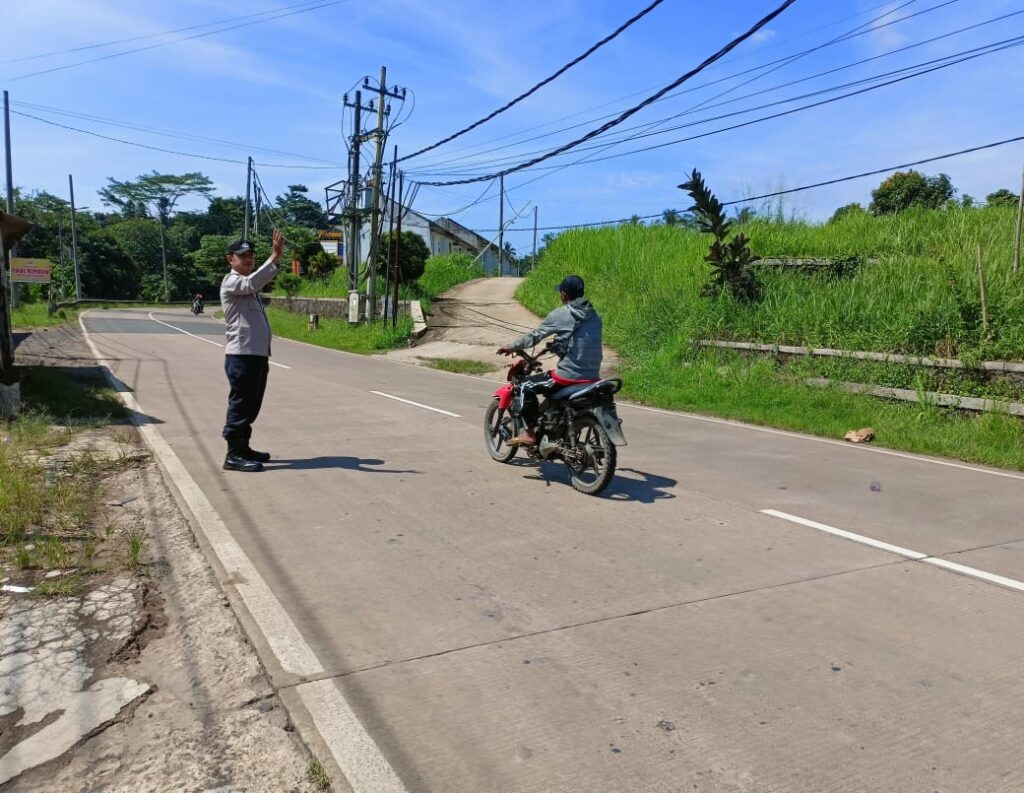 Polsek Bojong Polres Pandeglang Berikan Pelayanan Prima dengan Pengaturan Arus Lalu Lintas di Jalan Raya Saketi-Munjul 4 WhatsApp Image 2024 06 19 at 08.05.10