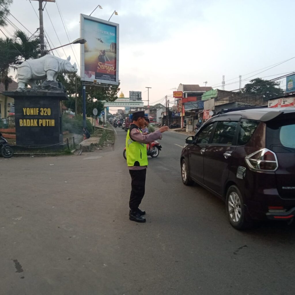 Kegiatan Pengaturan Lalu Lintas Pagi Hari oleh Anggota Polsek Cadasari di Depan Pasar Cadasari 8 WhatsApp Image 2024 06 19 at 09.05.12