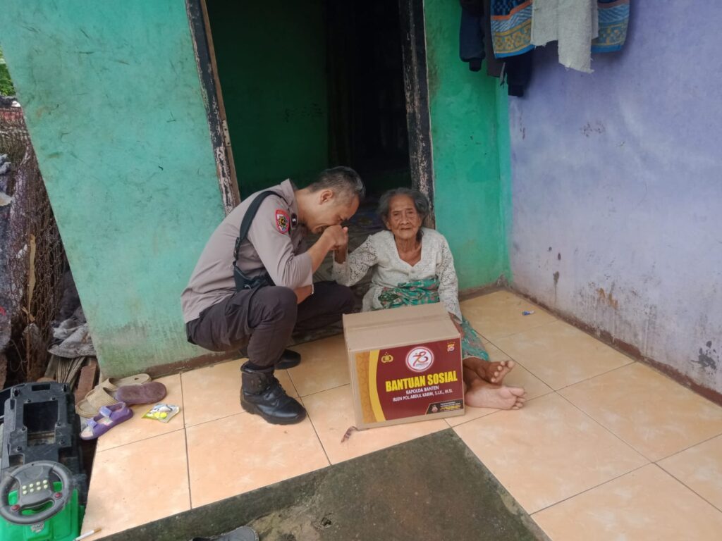 Bhabinkamtibmas Polsek Cadasari Desa Kaungcaang Serahkan Bantuan Sosial dari Kapolda Banten 4 WhatsApp Image 2024 06 19 at 09.07.14