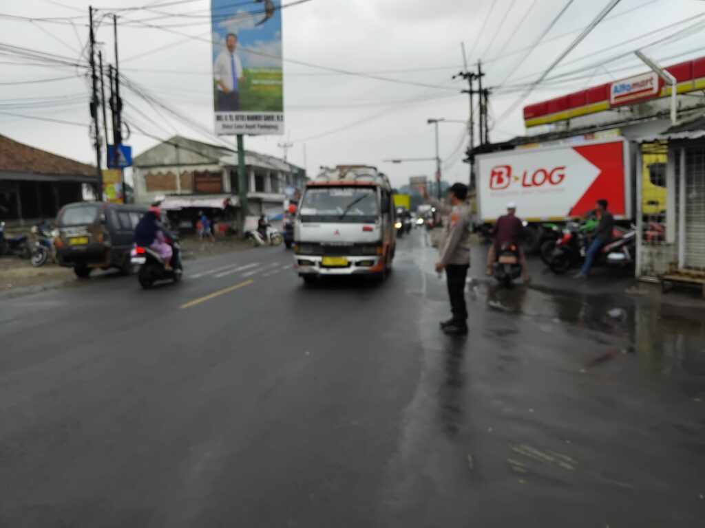 Polsek Cadasari Atur Lalu Lintas Sore Hari di Depan Pasar Cadasari 3 WhatsApp Image 2024 06 19 at 09.07.34