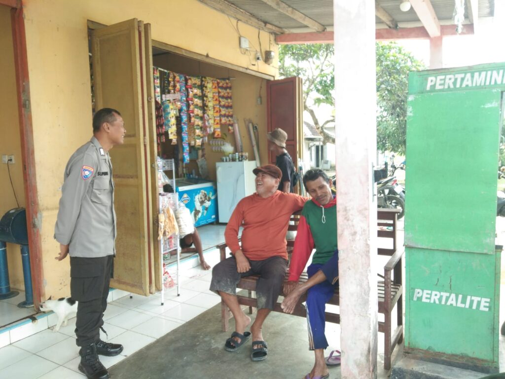 Polsek Cikeusik Gelar Patroli Siang dan Sambangi Masyarakat Desa Sukamulya 1 WhatsApp Image 2024 06 19 at 12.00.18