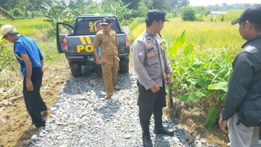 Polsek Cikeusik Gelar Patroli Siang dan Sambangi Masyarakat Desa Sukaseneng 10 WhatsApp Image 2024 06 19 at 12.00.25
