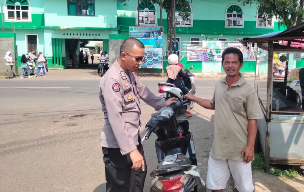 Polsek Menes Polres Pandeglang Gelar Himbauan Keselamatan Berkendara di Pertigaan Cimanying 8 WhatsApp Image 2024 06 19 at 12.54.59