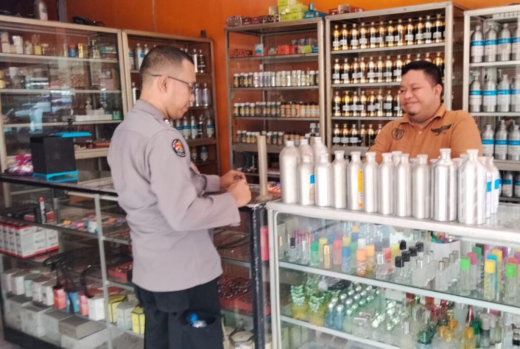 Polsek Menes Polres Pandeglang Gelar Himbauan Kamtibmas Kepada Penjual Parfum di Pertigaan Cimanying 7 WhatsApp Image 2024 06 19 at 13.04.22
