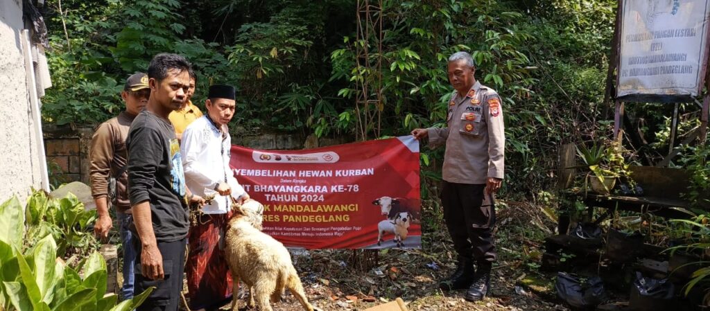 Polsek Mandalawangi Polres Pandeglang Bagikan Daging Kurban kepada Masyarakat 6 WhatsApp Image 2024 06 19 at 13.07.35