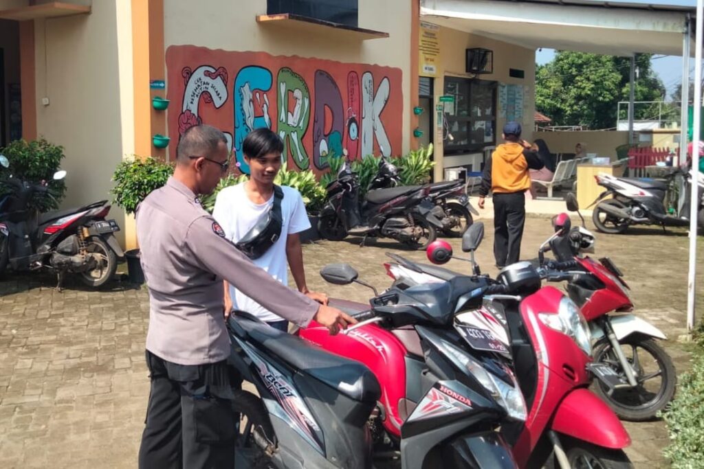 Polsek Menes Tingkatkan Keamanan di Puskesmas Menes Melalui Himbauan Kamtibmas Kepada Petugas Parkir 5 WhatsApp Image 2024 06 19 at 13.08.37