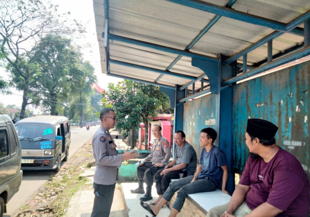 Polsek Menes Polres Pandeglang Gelar Himbauan Lalu Lintas Kepada Sopir Angkot di Kecamatan Menes 4 WhatsApp Image 2024 06 19 at 13.13.14 1