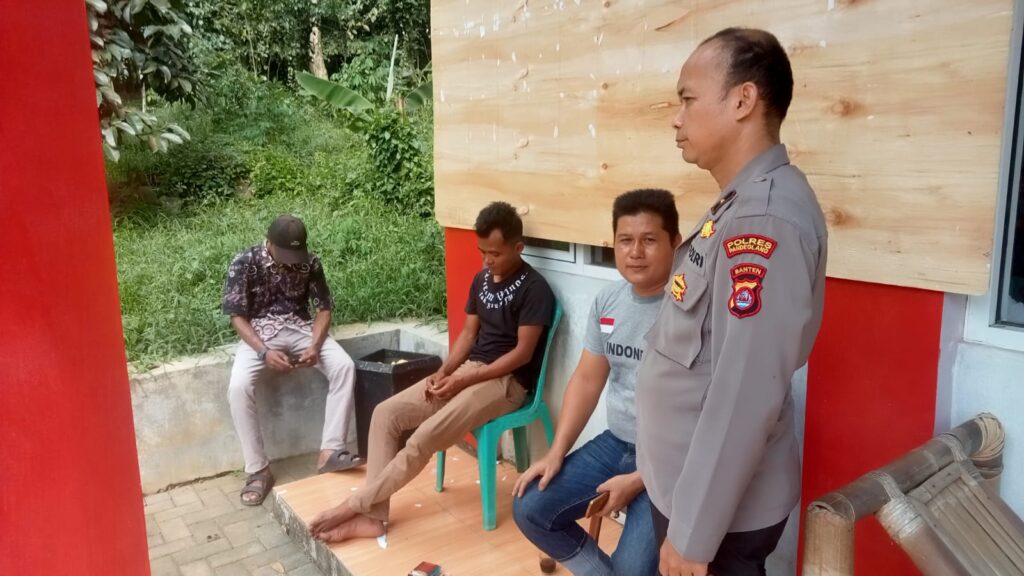 Polsek Menes Sambangi Warga, Jalin Silaturahmi dan Ciptakan Kamtibmas Kondusif 3 WhatsApp Image 2024 06 19 at 13.19.15