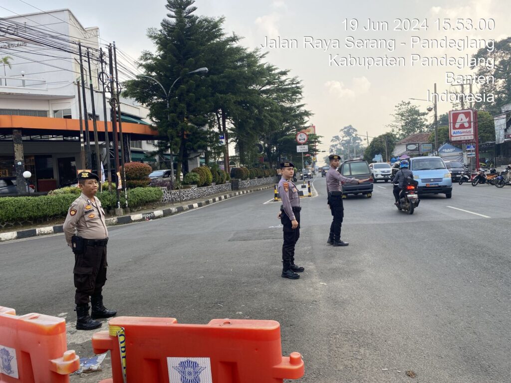 Sat Samapta Polres Pandeglang Gelar Pengaturan Lalu Lintas di Pertigaan Cigadung untuk Ciptakan Kamseltibcar Lantas 10 WhatsApp Image 2024 06 19 at 18.38.02