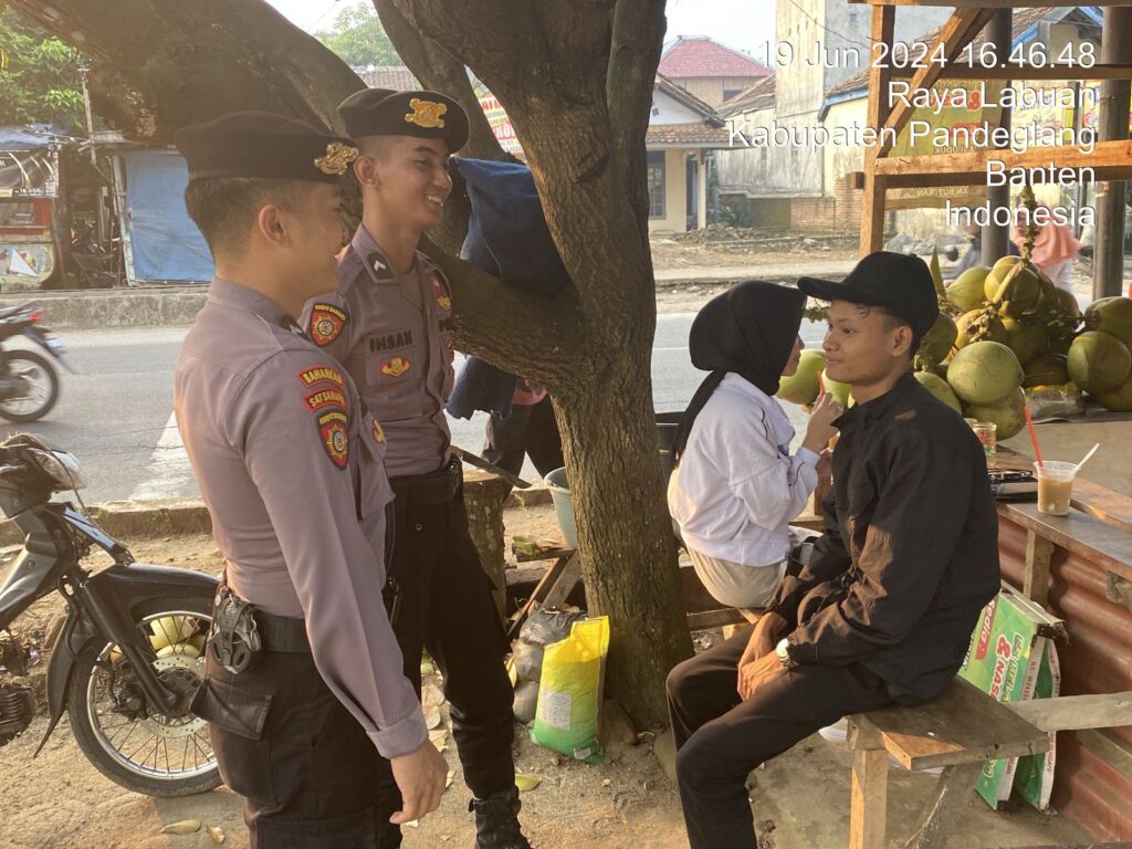 Sat Samapta Polres Pandeglang Sambangi Pemuda di Warung, Berikan Edukasi Jauhi Minuman Keras dan Narkoba 9 WhatsApp Image 2024 06 19 at 18.38.04