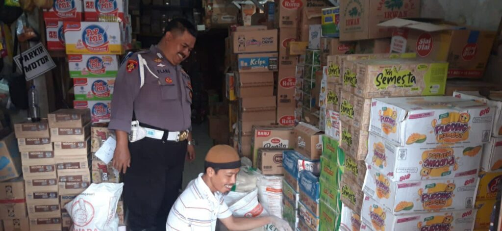 Polsek Picung Patroli Dialogis Sore Guna Beri Himbauan Kamtibmas ke Toko Sembako di Pasar Picung 2 WhatsApp Image 2024 06 20 at 05.39.04