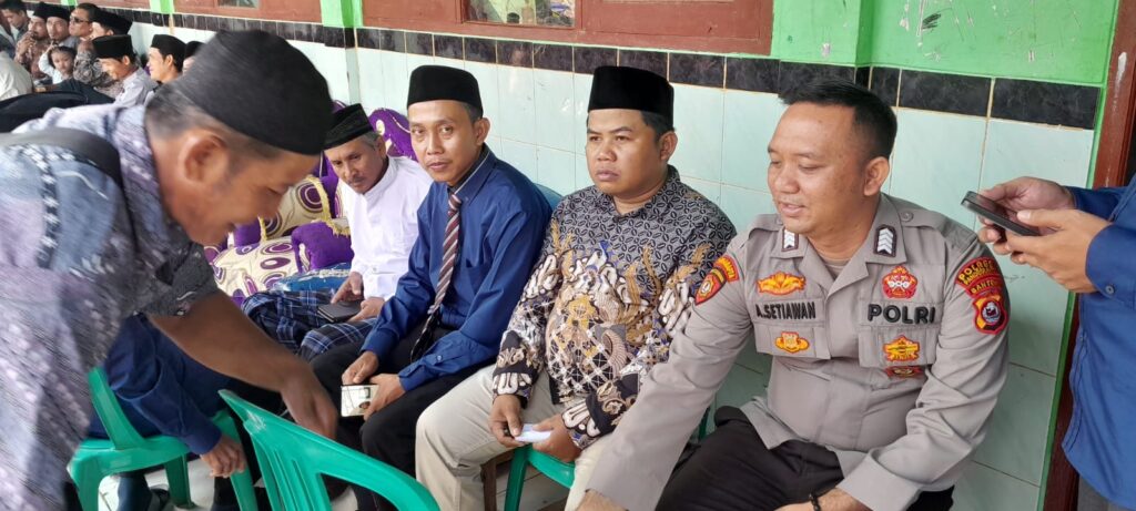 Polsek Picung Hadiri Kegiatan Kelulusan dan Pelepasan Sekolah Madrasah Ibtidaiyah Ganggaeng 3 WhatsApp Image 2024 06 20 at 05.39.13