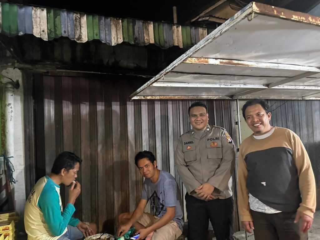 Polsek Carita Jalin Kedekatan dengan Masyarakat Lewat Patroli Malam 4 WhatsApp Image 2024 06 20 at 05.39.34