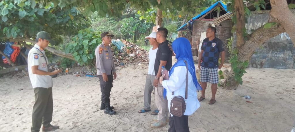 Kapolsek Carita dan Kasi Tantrib Kecamatan Carita Koordinasi dengan Dinas Lingkungan Hidup Pandeglang Terkait Sampah di Pantai Carita 6 WhatsApp Image 2024 06 20 at 05.51.56