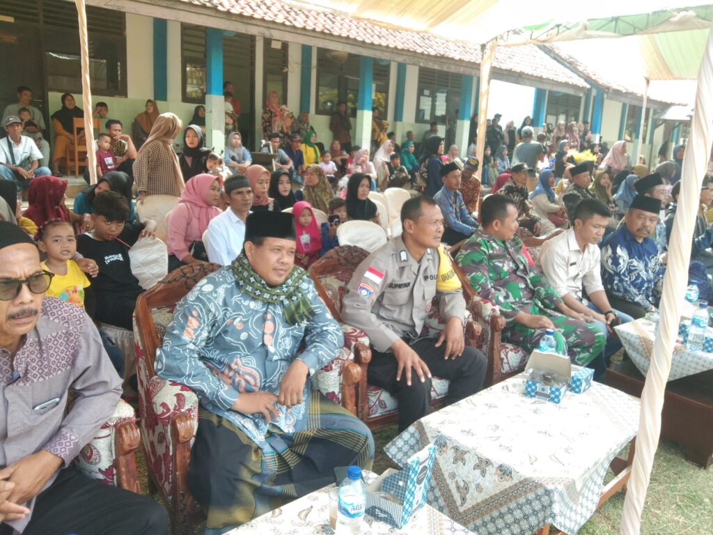Bhabinkamtibmas Polsek Cikeusik dan Babinsa Hadiri Acara Pelepasan Siswa SMPN 3 Cikeusik 9 WhatsApp Image 2024 06 20 at 11.07.54