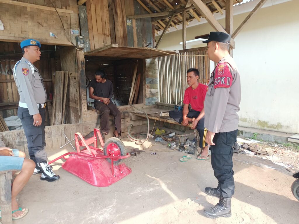 Antisipasi anggota Polsek Cikeusik Cegah gangguan Kamtibmas siang hari, Anggota jaga Polsek Cikeusik rutin laksanakan patroli 6 WhatsApp Image 2024 06 20 at 11.27.30